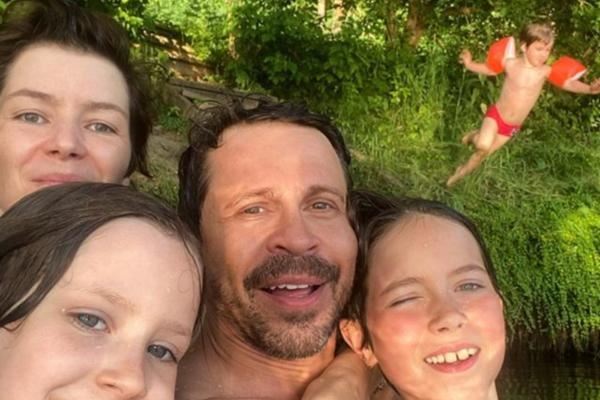 «Как же здорово»: Павел Деревянко воссоединился с бывшей женой и дочками